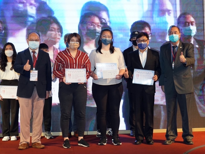 龍華科大文創系學生以作品《不放棄的愛》,榮獲「兩岸青少年攜手公益行」競賽一等獎。