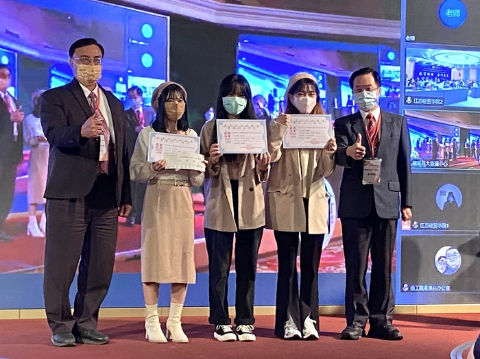 獲得三等獎《選擇題》的龍華科大學生團隊。