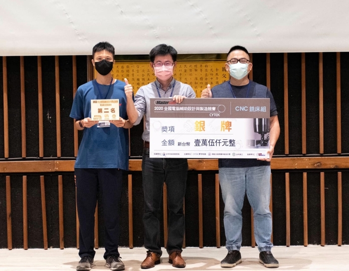 龍華科大機械系五專生劉桂全,榮獲CNC銑床組銀牌。