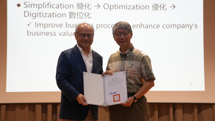 龍華科技大學葛自祥校長致贈感謝狀，感謝楊光磊博士蒞校分享產業研發與人才培育的寶貴經驗。圖片