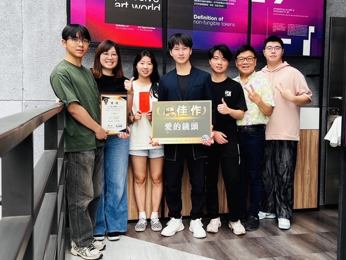 龍華科大文創系泉州師院專班學生團隊榮獲第四屆《大和獎》微電影競賽佳作，開心與系主任及指導老師合影。