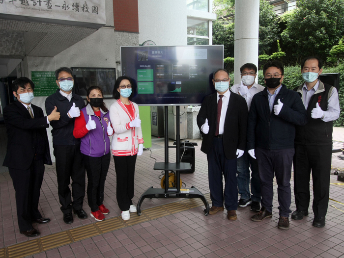 龍華科大在4月22日世界地球日50週年，啟用裝置容量近500千瓦的太陽能發電場。