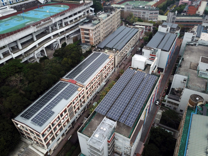 龍華科大屋頂太陽能發電場鳥瞰全景。