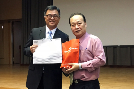 龍華科大管理學院院長陳元和致贈紀念品，感謝許金隆董事長蒞校演講。