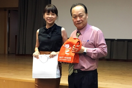 龍華科大管理學院院長陳元和致贈紀念品，感謝巨匠電腦陳詣蕎總經理蒞校演講。