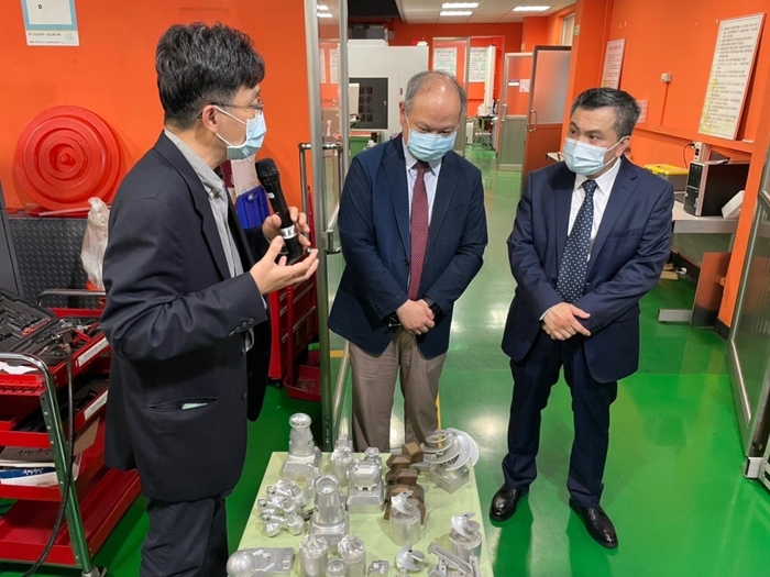 越南駐台北經濟文化辦事處代表武進勇（右）參訪龍華科大，肯定學校培育越生貢獻。