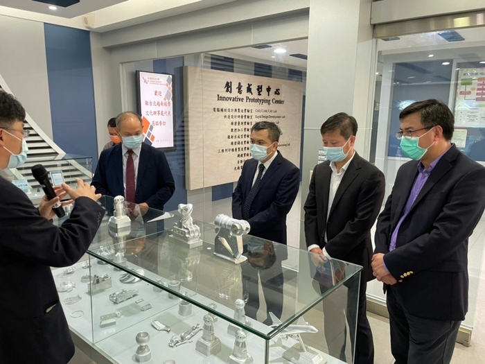 武進勇代表一行參觀創意成型中心。