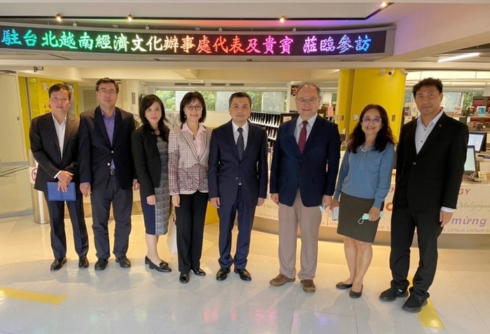 武進勇代表一行參觀DREAM圖書館並合影。
