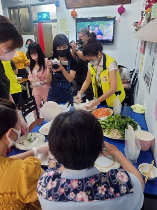 民眾熱情參與越南飲食體驗,感受不同族群文化。