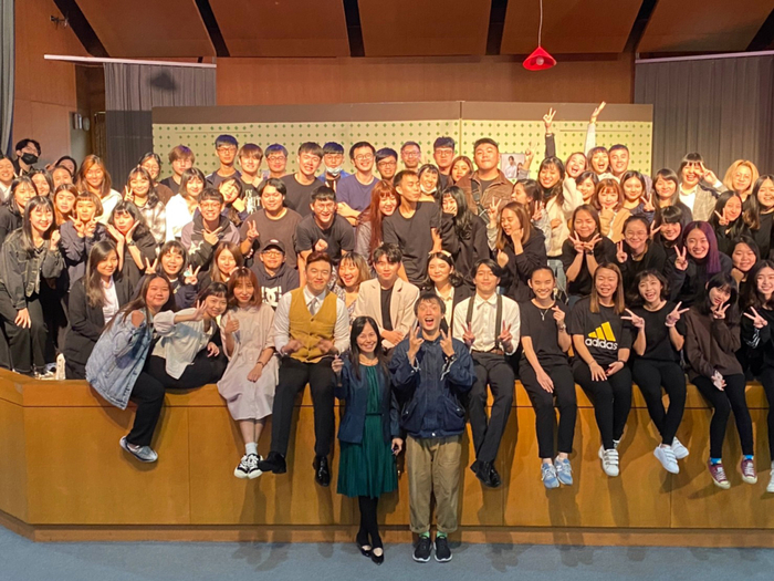 龍華科大應外系畢業公演，全體參演師生大合照。