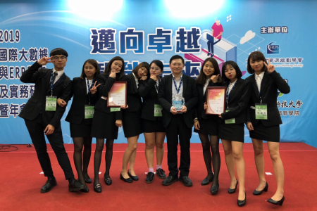 龍華科大企管系學生參加2019 e化系統創意應用競賽，分獲佳作及優選雙獎肯定。