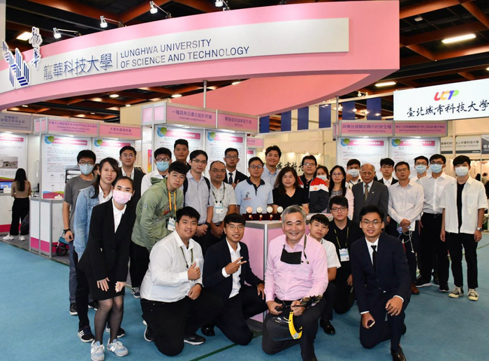 龍華科大團隊參加2020台灣創新技術博覽會,獲2金3銀1銅展現研發實力。