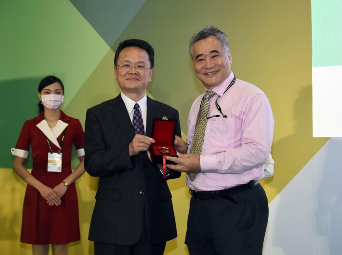 龍華科大資管系王永銘老師(右),以「安全針具」發明,榮獲金牌榮耀。