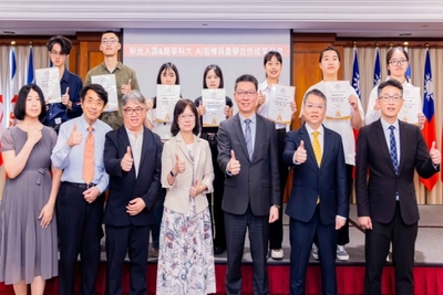 龍華科大數位行銷暨跨境商務系主任許麗萍率參與計畫師生,與新光人壽副總經理林立曄及各單位主管共同合影。
