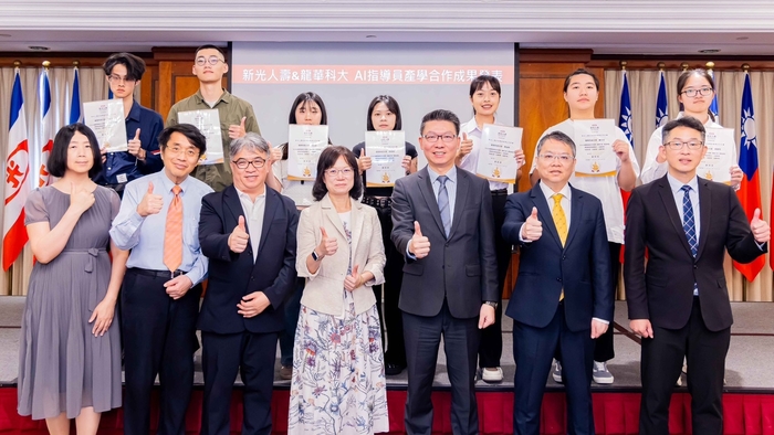龍華科大數位行銷暨跨境商務系主任許麗萍率參與計畫師生，與新光人壽副總經理林立曄及各單位主管共同合影。