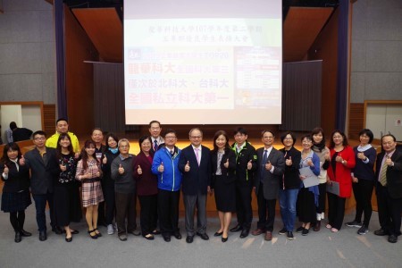 龍華科大校長葛自祥與五專學子畢業母校師長合影，由衷感謝他們在辦學上的努力與用心。