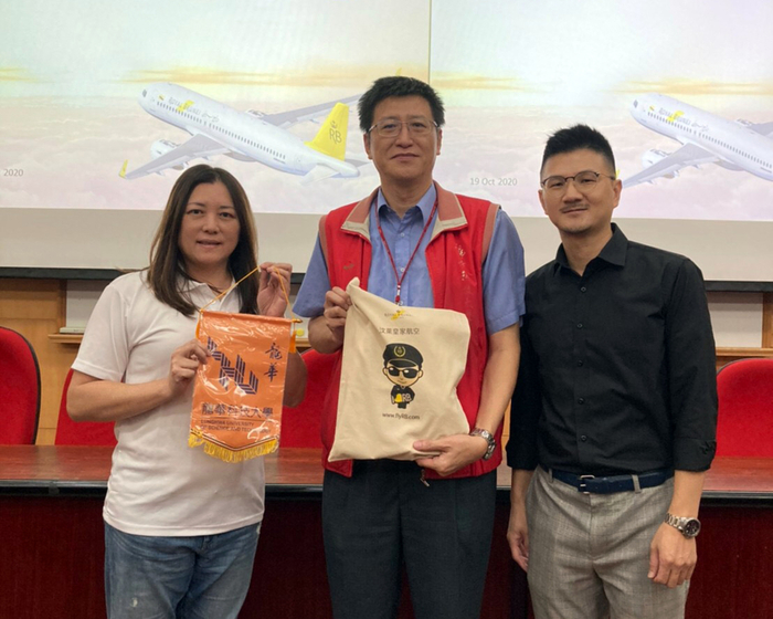 龍華科大觀休系邀請汶萊航空台灣區經理嚴冠玉(左)蒞校演講,為大一新鮮人分析產業趨勢。