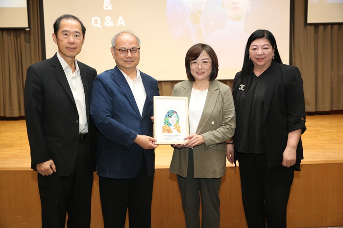 龍華科大致贈以海廢再生素材製作之文創紀念品,呼應永續與創新主題。圖片