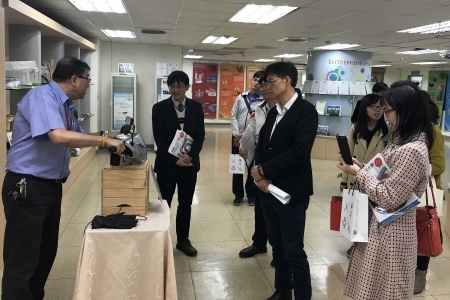 新北市教育局副局長蔣偉民一行，參觀龍華科大三創中心，了解學校師生的研發成果。