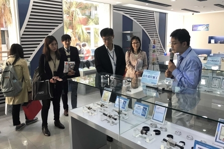 新北市教育局副局長蔣偉民一行，參觀龍華科大創意成型中心。