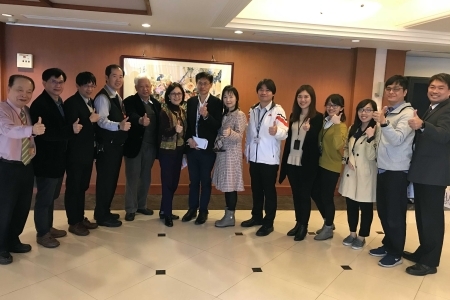 新北市教育局副局長蔣偉民(左7)一行參訪龍華科大，見證學校豐富的產學研發能量。