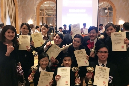 圖為龍華科大師生參加2017年AWI第五屆全國校際盃年輕侍酒師精英賽總決賽，成績耀眼。第一排由右至左：黃宗城、林陳進、許智婷。第二排由右至左：滿玉玲、蕭韻純、鄭羚巧、梁詩婕、楊于萱、賴薏如、指導老師謝美婷。