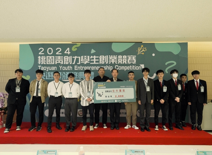 龍華科大電機系五專生「行人優先行、讓路好心情」團隊，獲得佳作肯定。