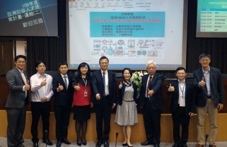 圖為龍華科大舉辦「佈建亞洲•矽谷物聯網雲端大數據智慧商業生態圈連結」活動，主辦單位與受邀與談的業界專家合影。