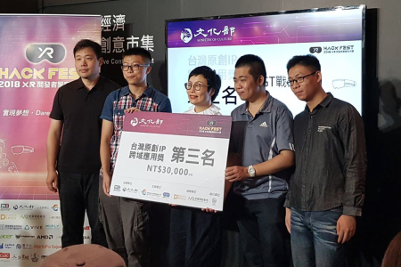 龍華科大遊戲系團隊在XR開發者黑客松大賽，獲得台灣原創IP跨域應用獎第三名，由文化部次長丁曉菁(中)頒獎。