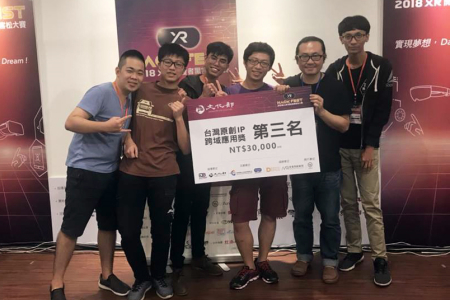 龍華科大遊戲系「GT戰鬥機」團隊合影。