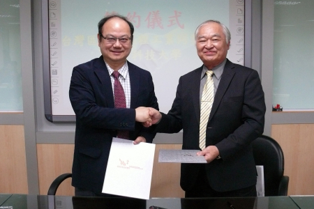 圖為台灣電氣工程工業同業公會理事長蔡茂種(右)，與龍華科大校長葛自祥共同簽署人才培育合作意向書。