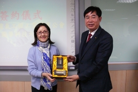 圖為龍華科大林如貞副校長(左)，致贈紀念品歡迎來訪的韓國電氣工事協會。