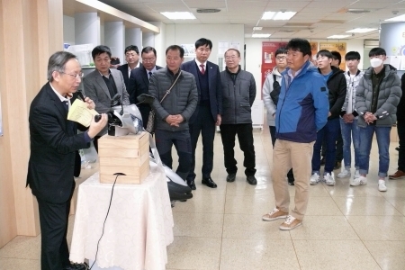 圖為韓國電氣工事協會一行，參觀三創中心，瞭解龍華師生致力創新研發的成果。