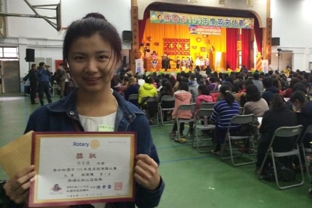 圖為吳芳儀同學於比賽現場留影。
