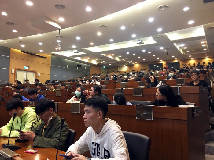 「如何避開恐怖情人－認識我的情緒」黃聿斐醫師精闢演講讓與會師生獲益匪淺。
