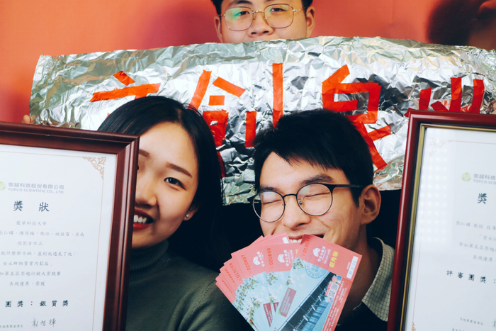 龍華科大文創系泉州專班獲崇越行銷大賞「評審團獎」雙銀質奬，台灣同學代為領奬，一起分享喜悅。圖片