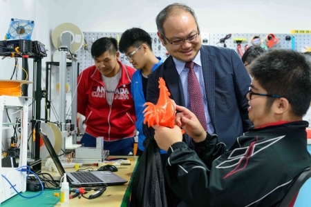 圖為龍華科大校長葛自祥積極推動產學鏈結、學用合一的實作教育，培養學子專業技能與職場適應的正確態度。