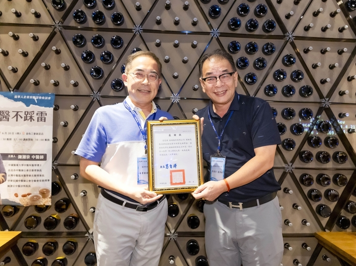 龍華科大學務長王延年(左)，代表學校致贈感謝狀，表彰校友持續捐款幫助經濟弱勢學子。