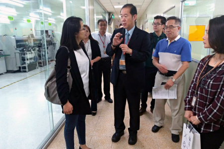 桃市青年局長顏蔚慈參訪3D數位電路板設計暨智慧製造類產線工廠。