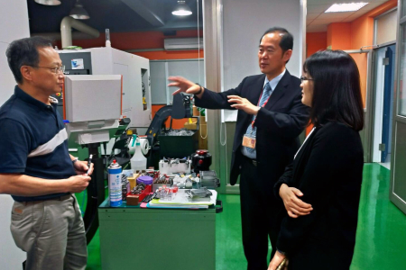 桃市青年局一行參觀龍華科大五軸加工實習工廠。