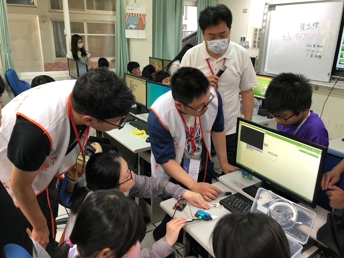 龍華科大資訊營隊，帶領馬祖學童體驗物聯網、AI應用與遊戲設計。