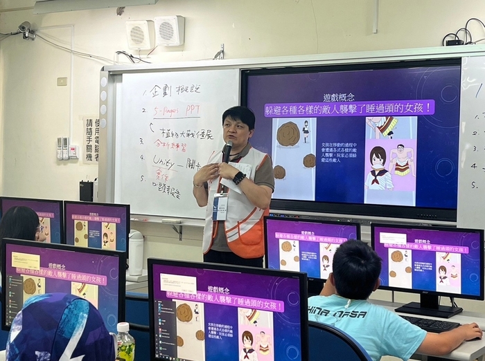 龍華USR團隊授課，讓馬祖介壽國中小學子瞭解遊戲設計流程及簡單程式寫作。