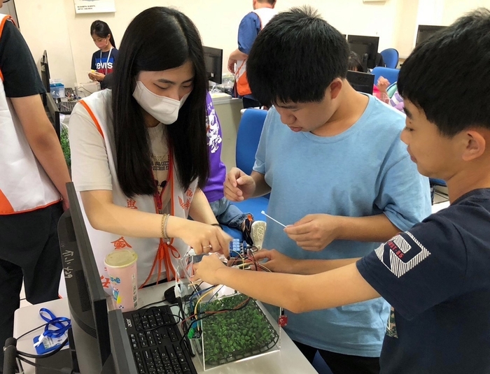 龍華USR團隊，引領馬祖介壽國中小學子親手製作智慧農場。