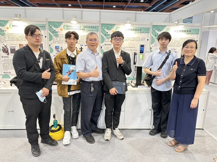 企管系阮耀弘、張婷婷團隊作品《攜帶物提醒系統》獲銅牌。