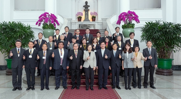 林宗新副教授獲頒第18屆國際傑出發明家學術國光獎章,晉見總統並合影。