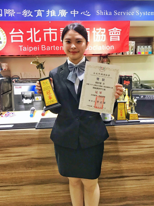 龍華科大觀休系謝美婷老師指導學生顏妤倢,勇奪金樽盃國際創意調酒大賽大專傳統調酒組冠軍。