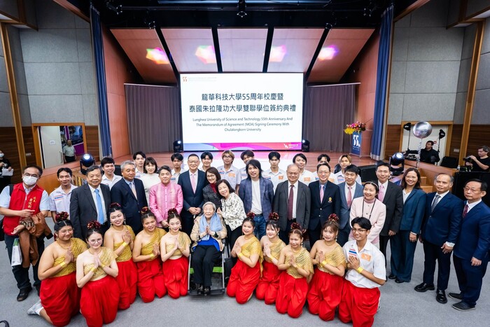 Madam Shu-Chuan Sun-Chen, the founder of Lunghwa University of Science and Technology, Chairman Tao-Heng Sun, and faculty, students, and alums wish the school a joyful birthday.