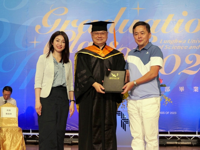 觀休系鄭又綱獲龍華及英國桑德蘭大學雙學位，由父母代表領取學位證書。
