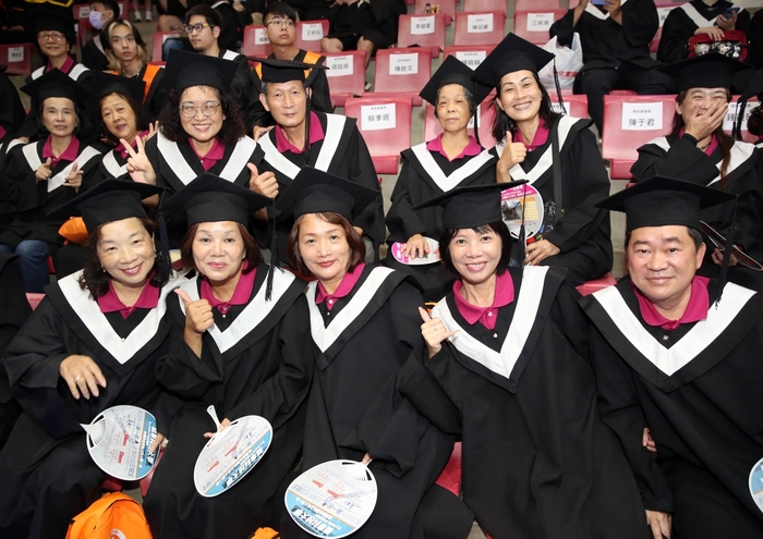 今年共25位長者獲樂齡大學結業證書。