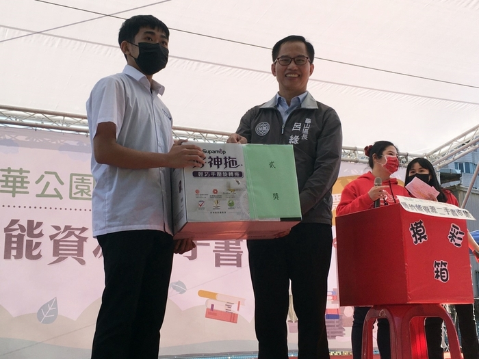 龍華科大舉辦公園認養啟動儀式及二手書市集，摸彩活動熱鬧滾滾。